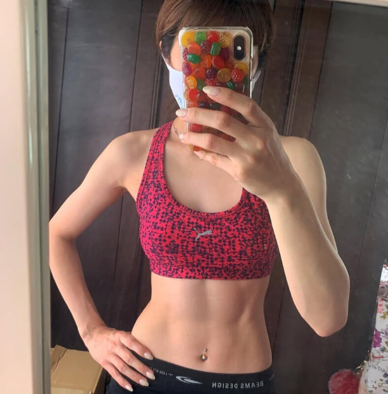 中尾真亜理の上半身の筋肉とスタイル