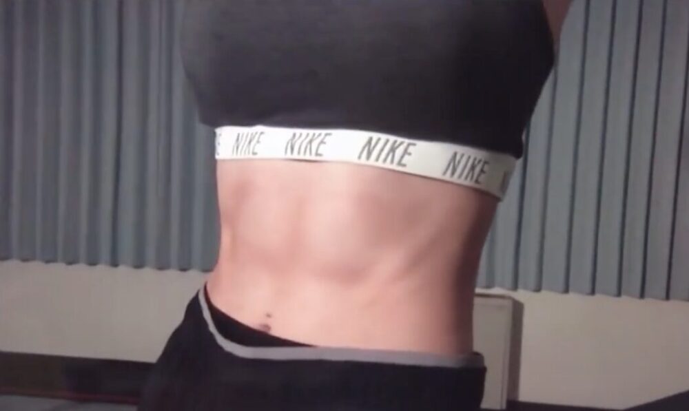 中尾真亜理の腹筋の筋肉